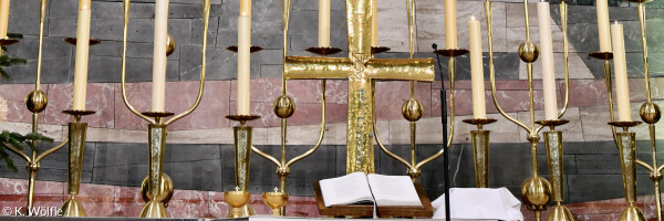 Bibel auf Altar